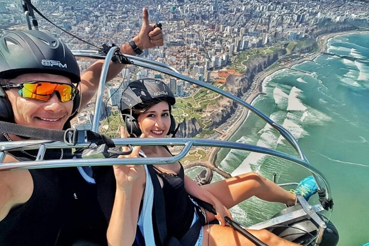 ένας άνδρας και μια γυναίκα που οδηγούν σε μια γόνδολα