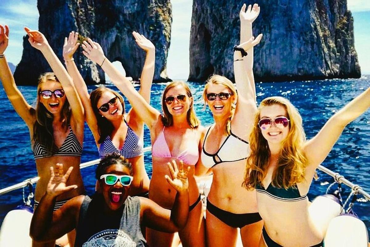 Un grupo de mujeres en traje de baño en un barco.