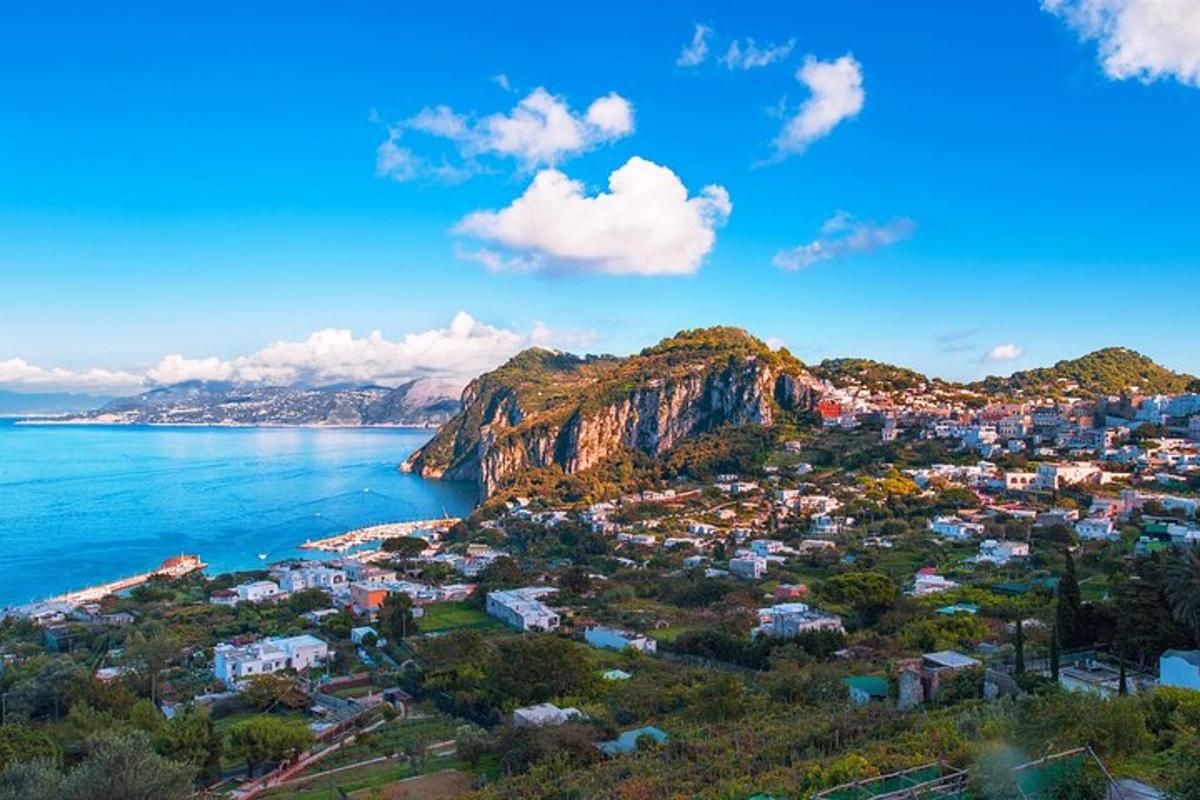 una vista aérea de un pueblo junto al océano