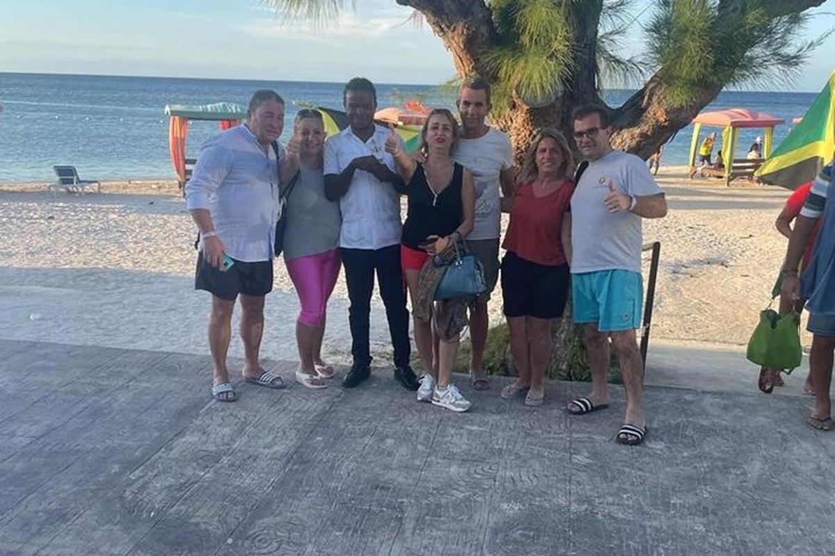 un grup de persones posant per a una foto a la platja