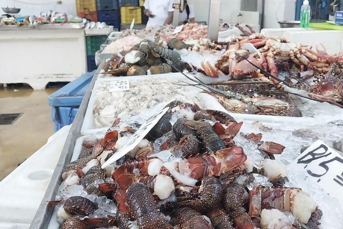 sekumpulan makanan laut yang dipamerkan di sebuah pasar