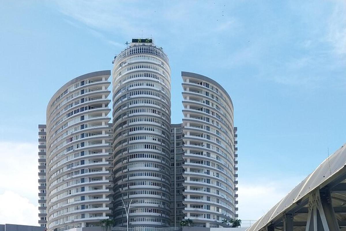 un edifici blanc alt amb un cel