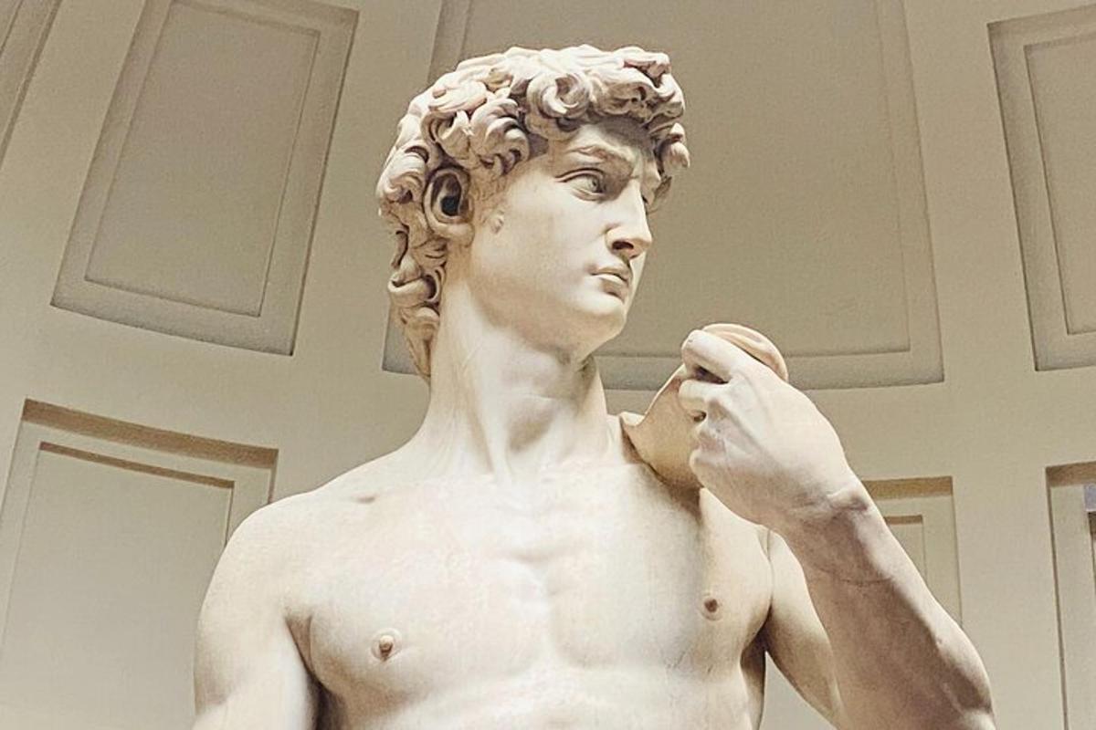 en statue av en mann i et museum