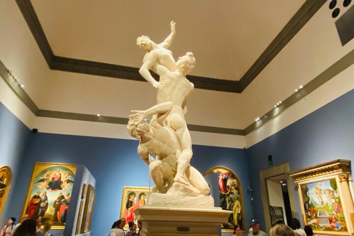 Una estatua en un museo con gente mirándola.