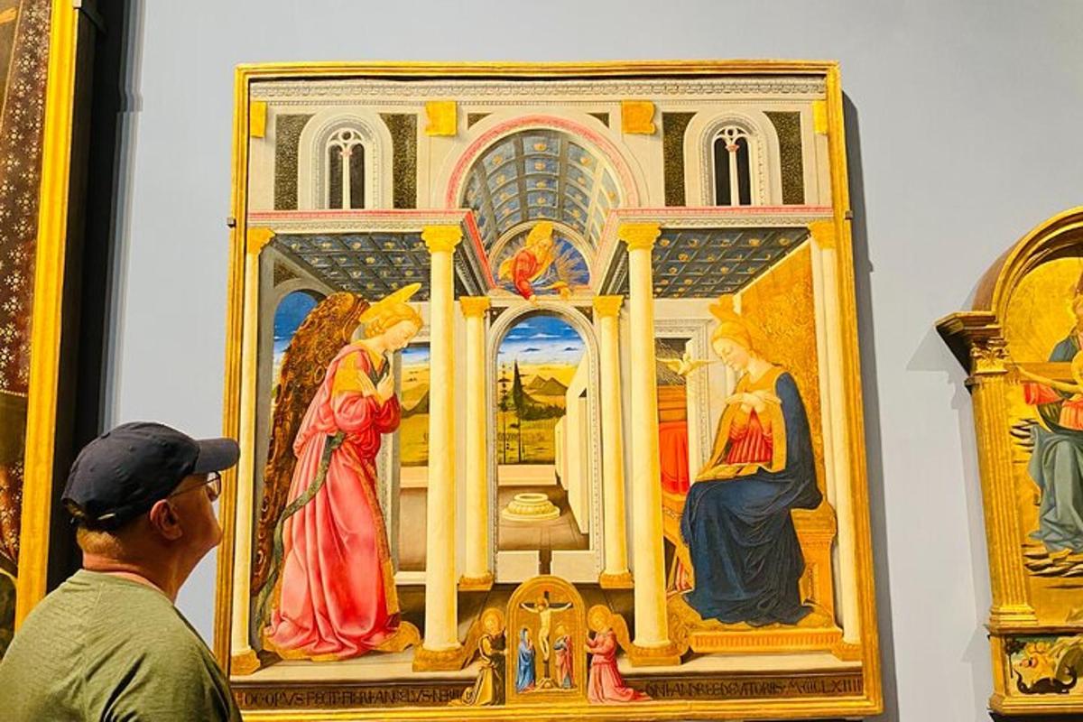 un hombre mirando un cuadro en un museo