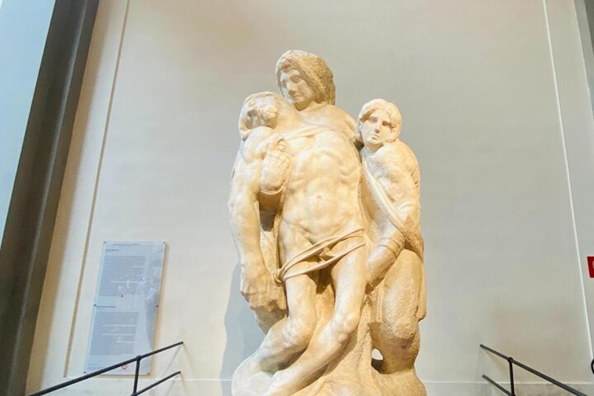 una estàtua d'un home i un nen en un museu