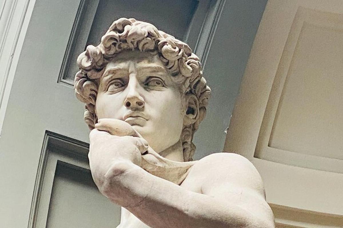 una estàtua d'un bust de dona