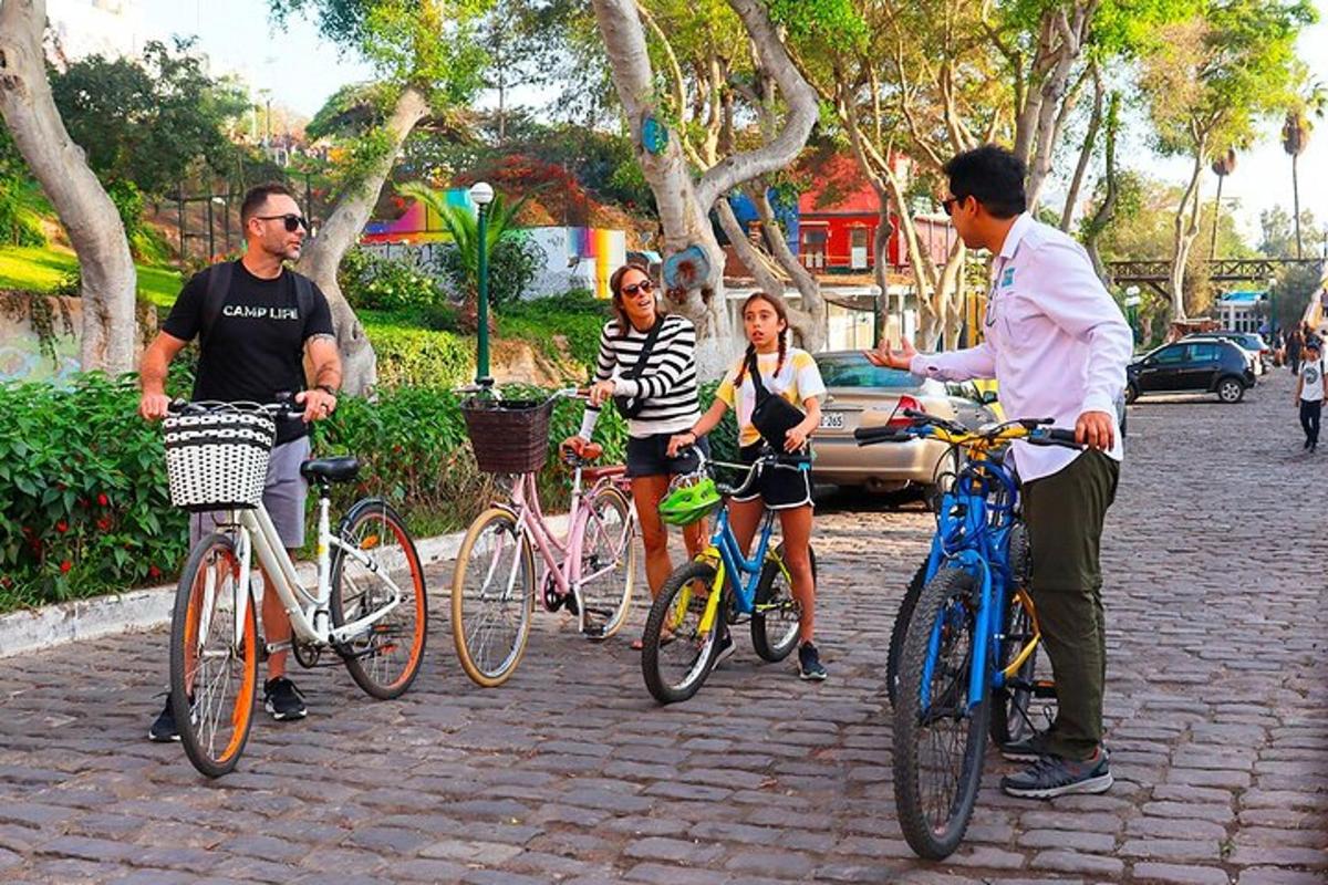 một nhóm người đứng với xe đạp trên phố