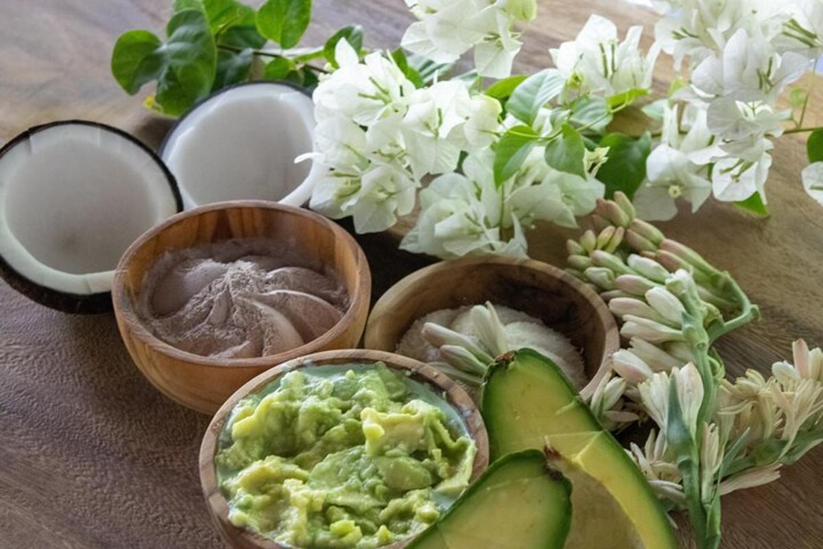 stůl s miskami guacamole a květinami