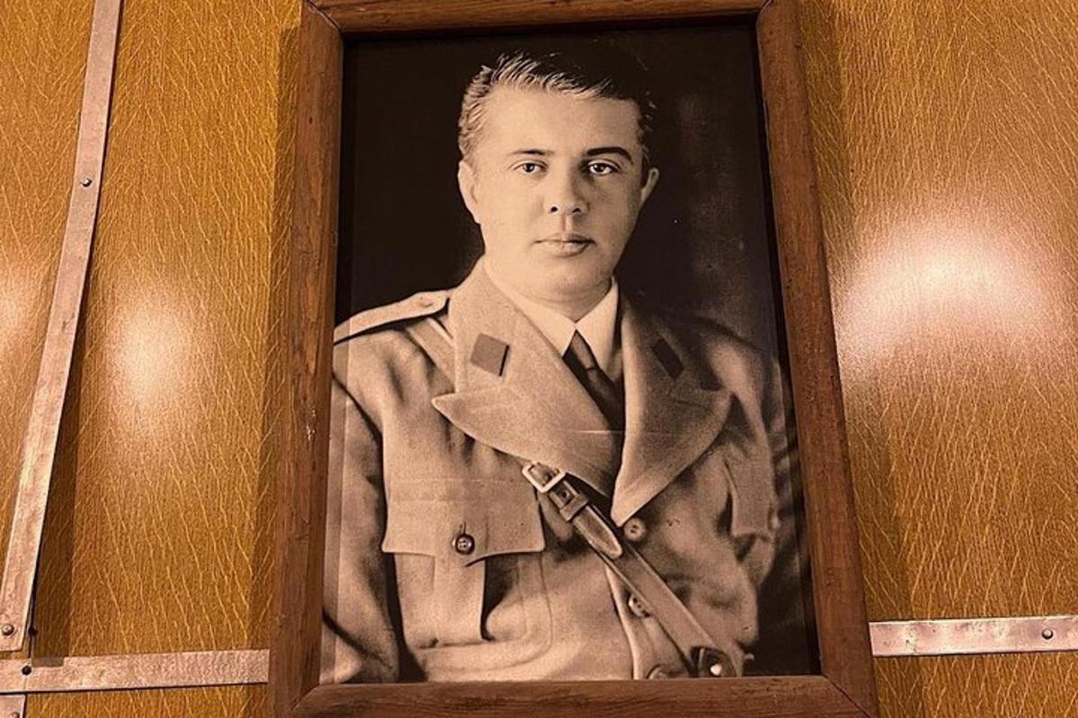 una vecchia foto di un uomo in giacca e cravatta