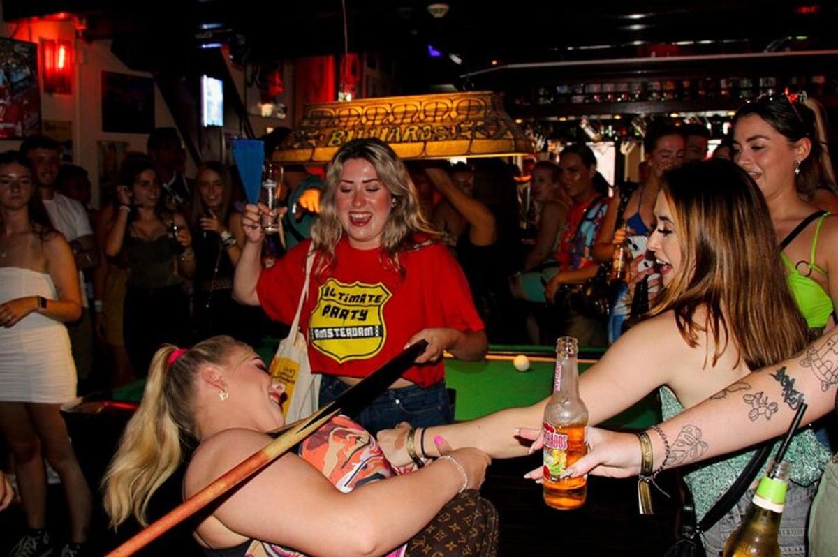 un grup de dones dretes en un bar