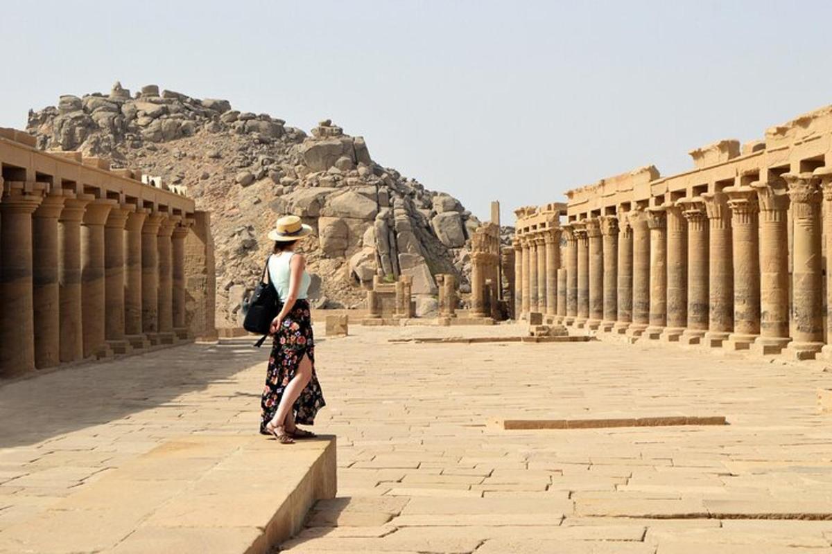 een vrouw die door een gang in een tempel loopt