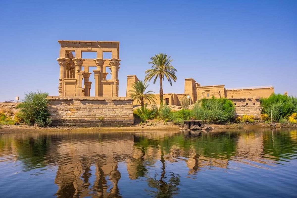 un edificio con un reflejo en un cuerpo de agua