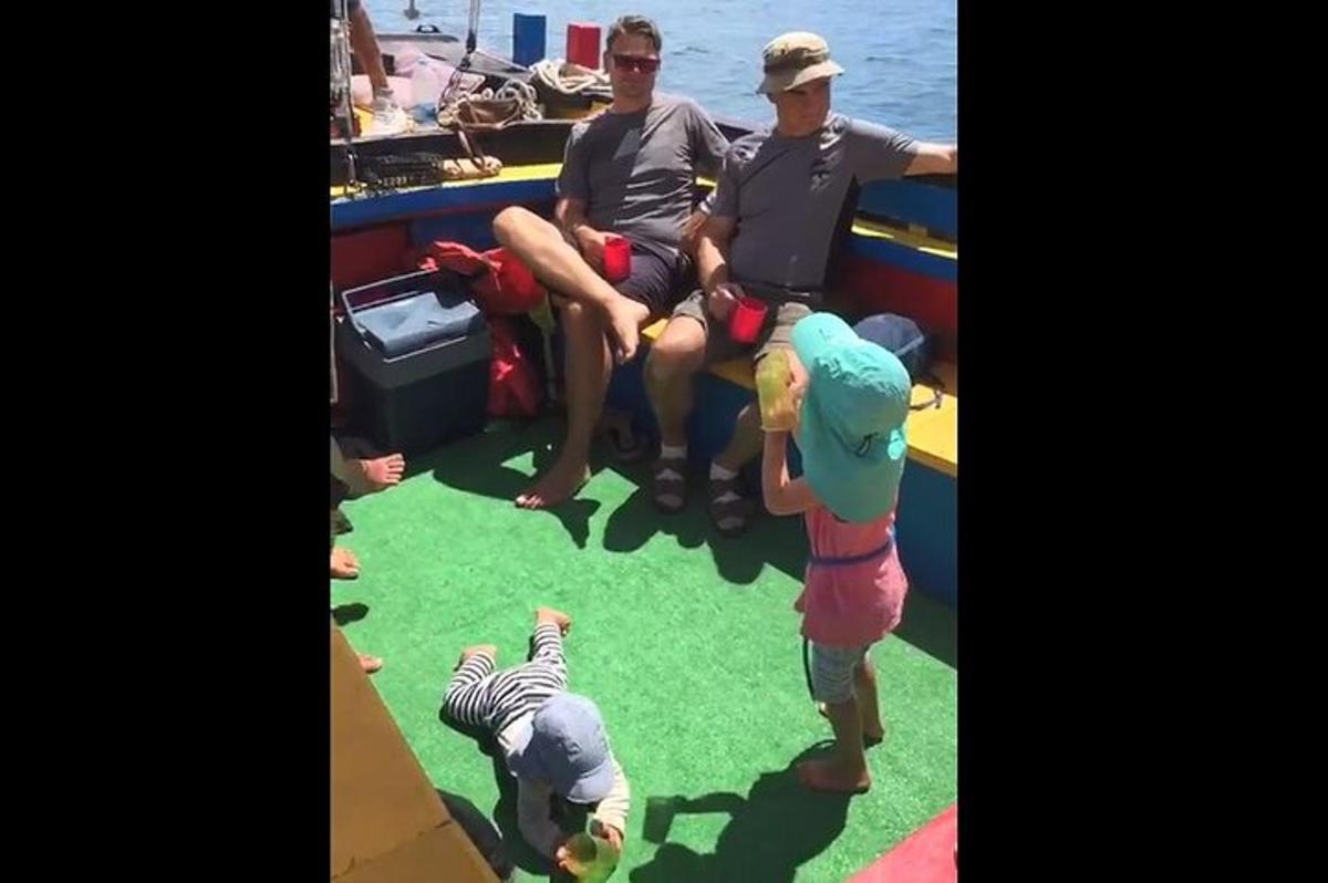 skupina lidí na lodi na vodě