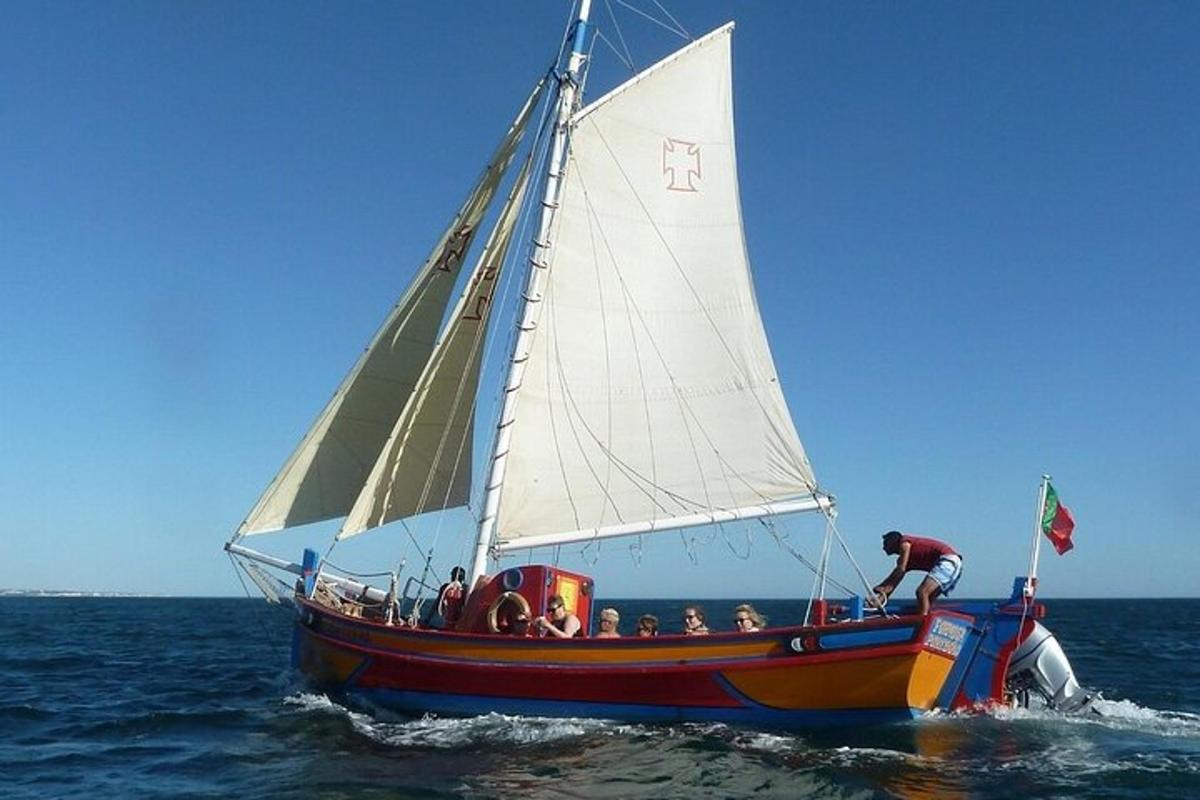 skupina lidí na plachetnici v oceánu