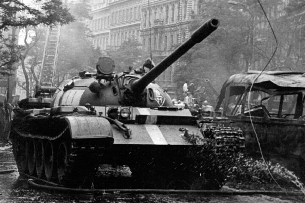 Ein Panzer steht auf einer Straße in der Nähe eines Gebäudes