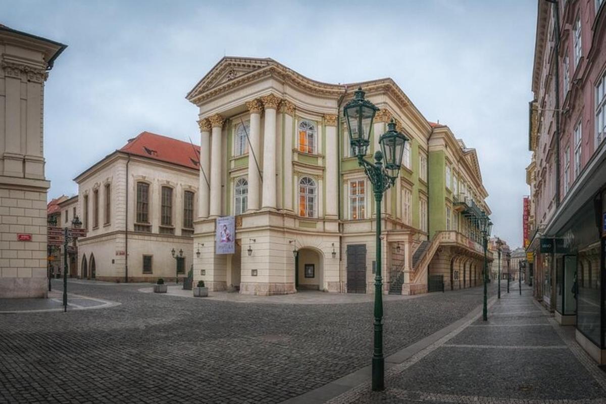 egy nagy épület, előtte utcai lámpával