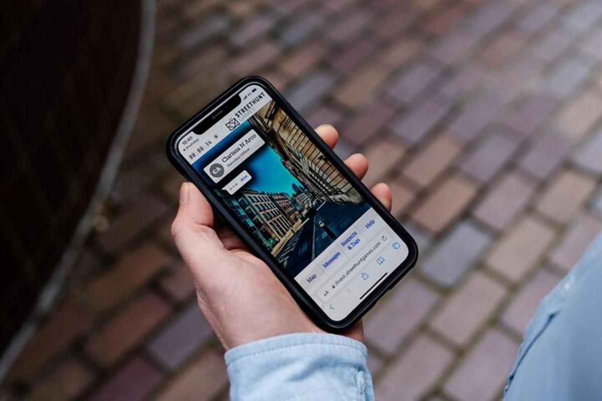 egy személy, aki mobiltelefont tart a kezében