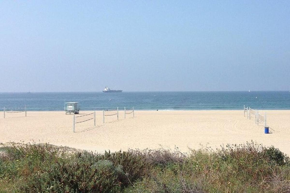 una platja amb un creuer a l'oceà