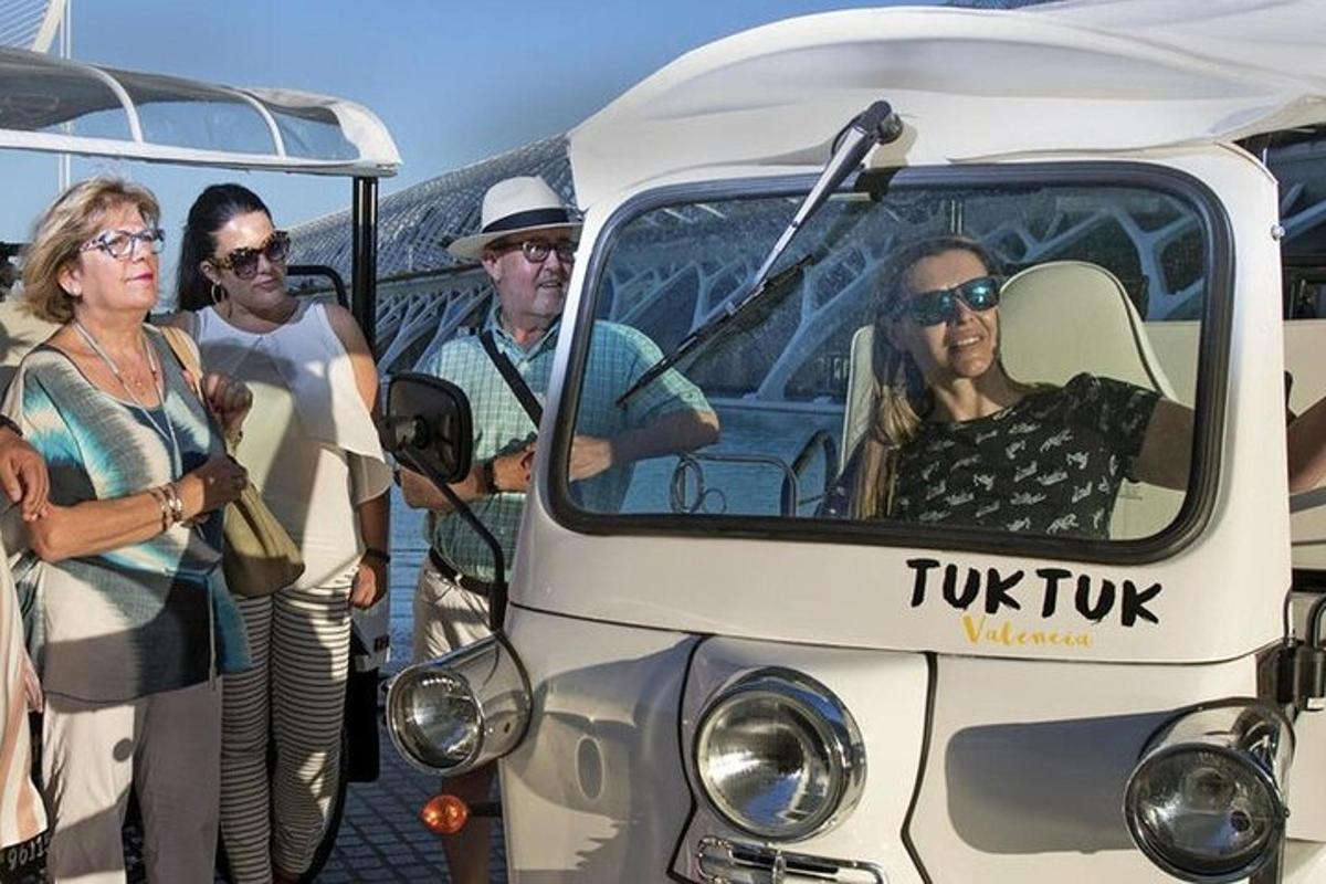 skupina lidí stojících před nákladním autem
