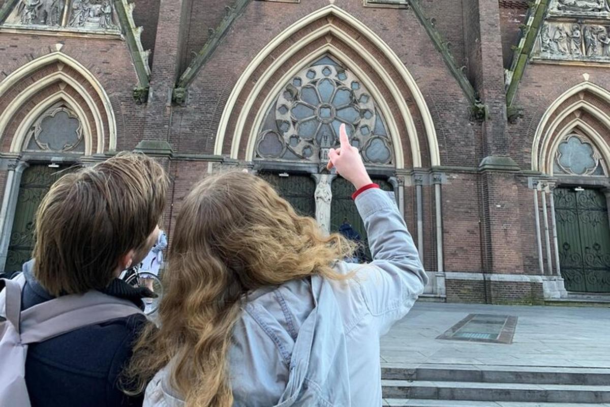 to personer står foran en kirke