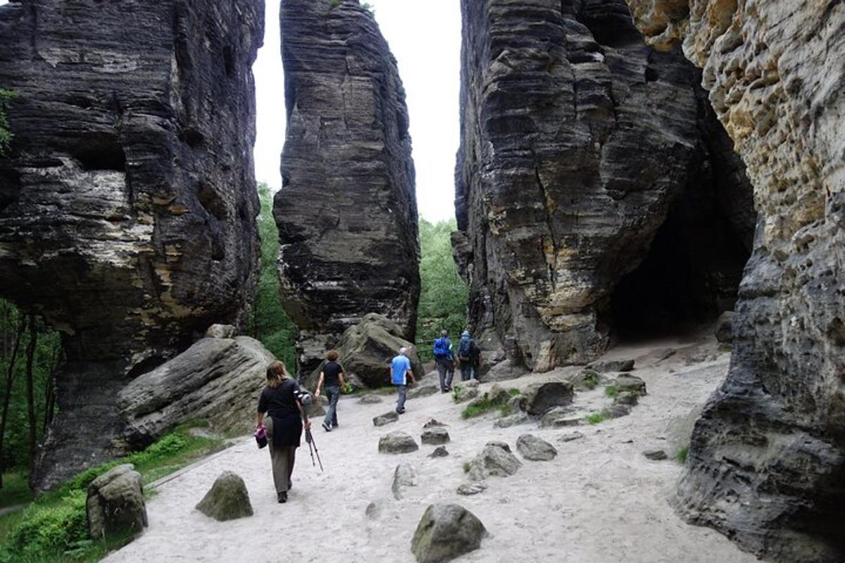 un gruppo di persone che camminano attraverso una formazione rocciosa