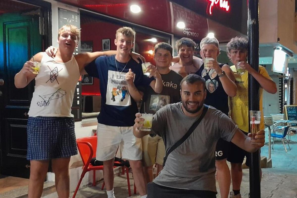um grupo de pessoas posando para uma foto com bebidas