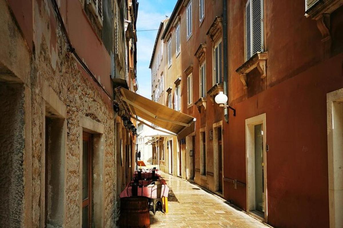 ένα σοκάκι σε μια παλιά πόλη με κτίρια