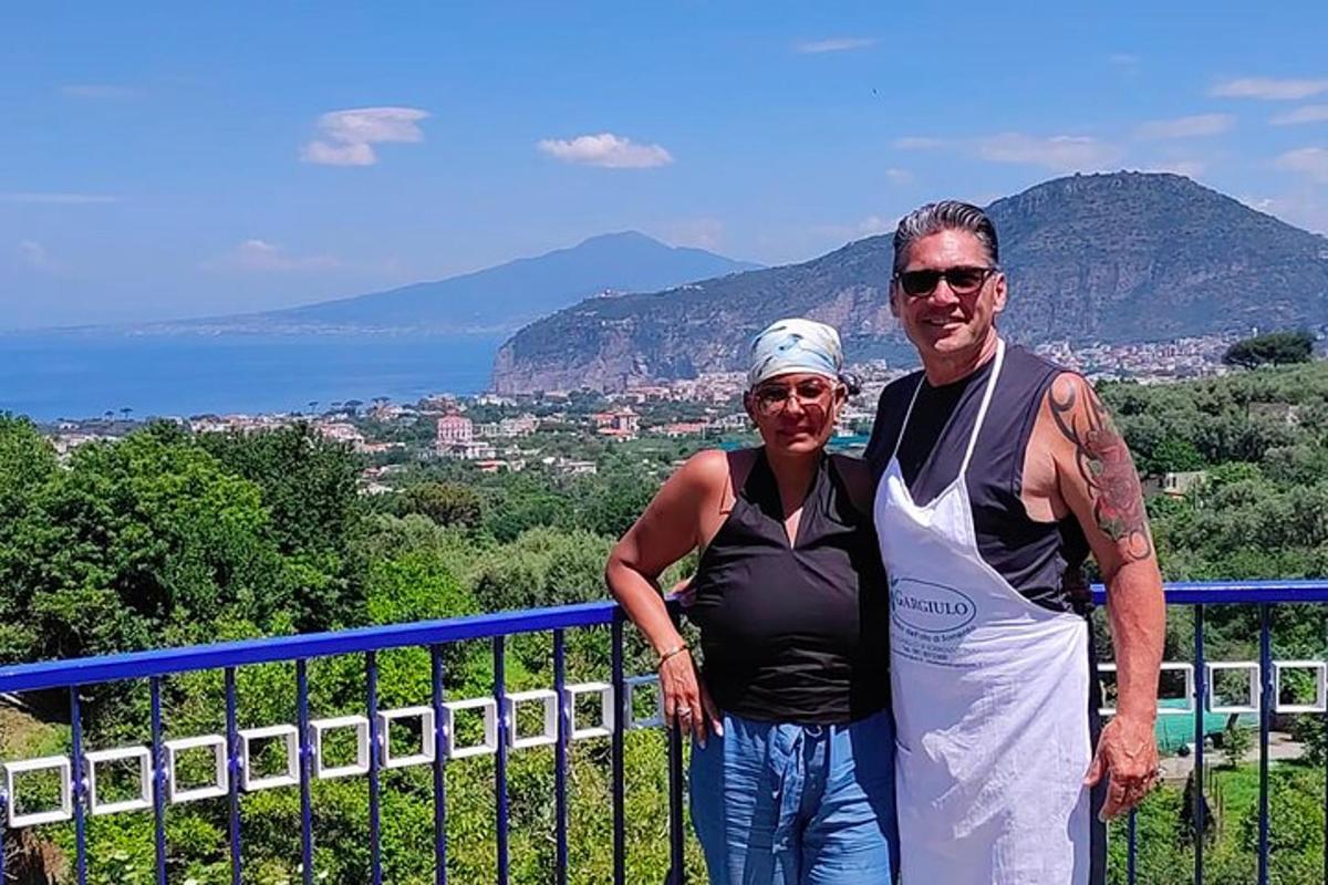 un uomo e una donna in piedi su un balcone con vista