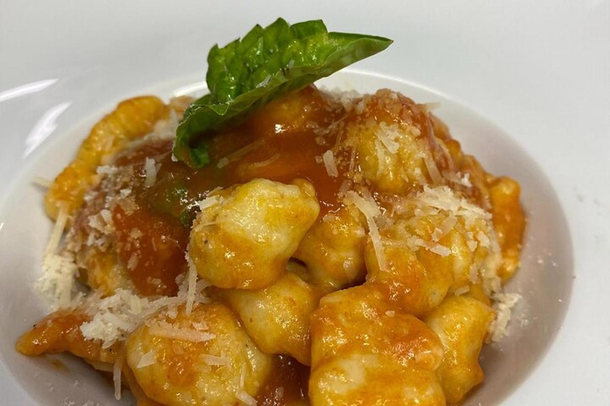 un piatto di cibo con pollo e foglie di ailantro sopra
