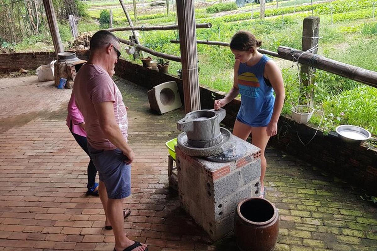 Un hombre y una mujer de pie junto a una estufa