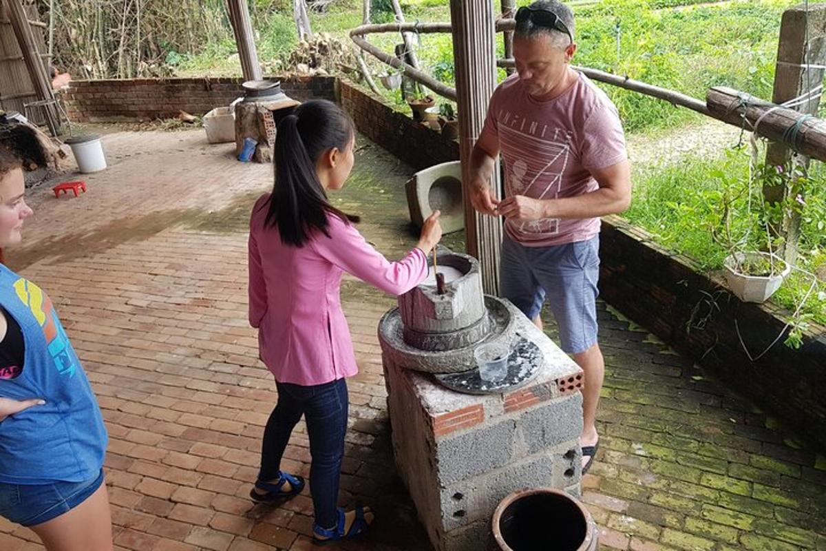 Un hombre y una niña jugando con una máquina