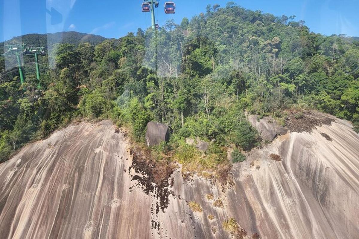 Una vista aérea de una montaña con árboles y un semáforo.