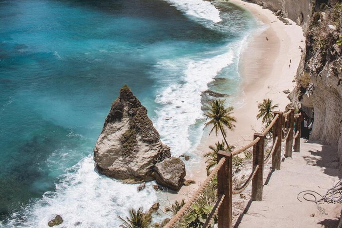 una platja amb una gran roca a l'oceà