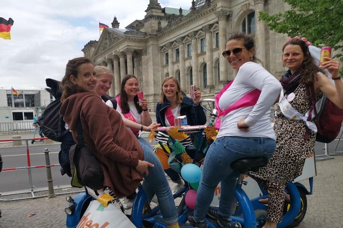 um grupo de mulheres andando de scooter