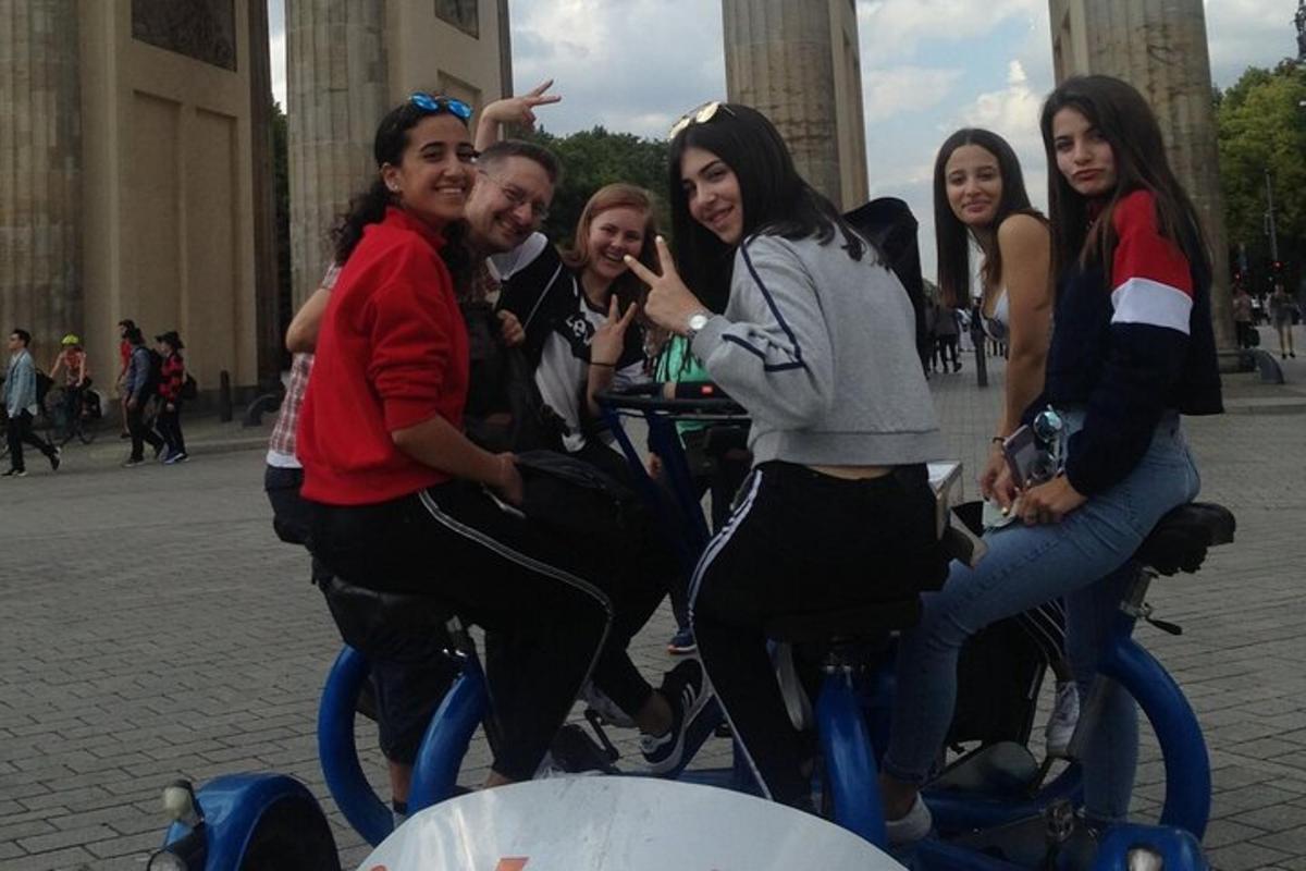 um grupo de mulheres andando de bicicleta em uma cidade
