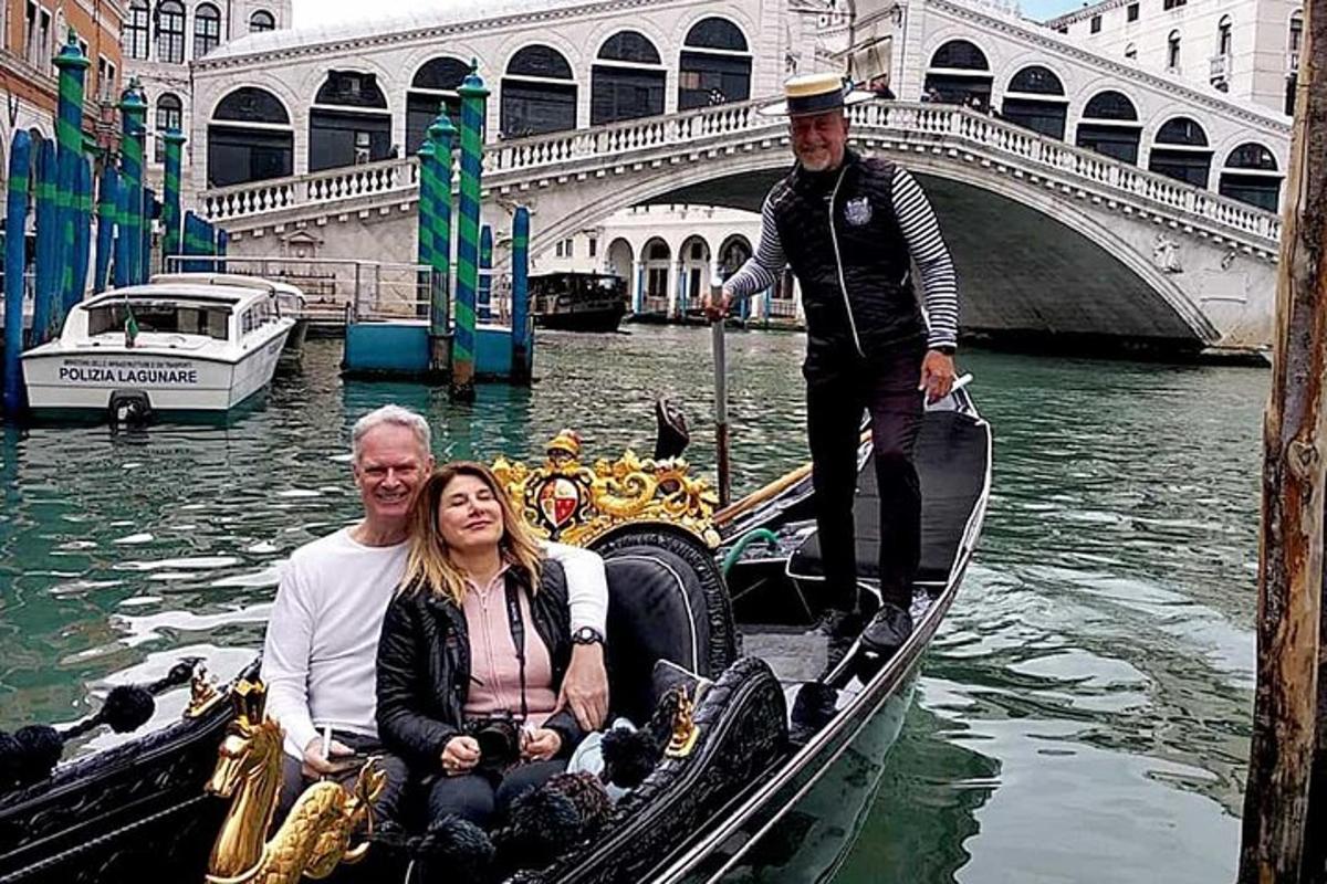 seorang lelaki dan seorang wanita dalam gondola di atas air