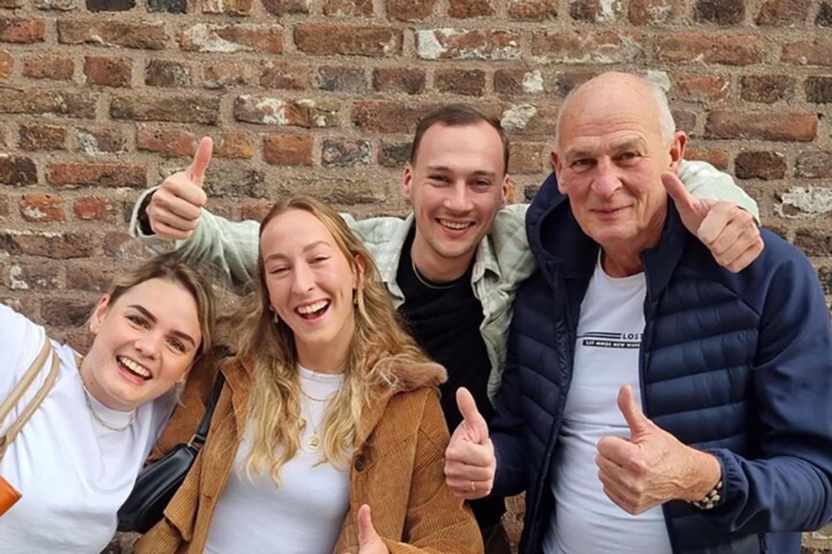 un gruppo di persone che fanno il gesto del pollice in su