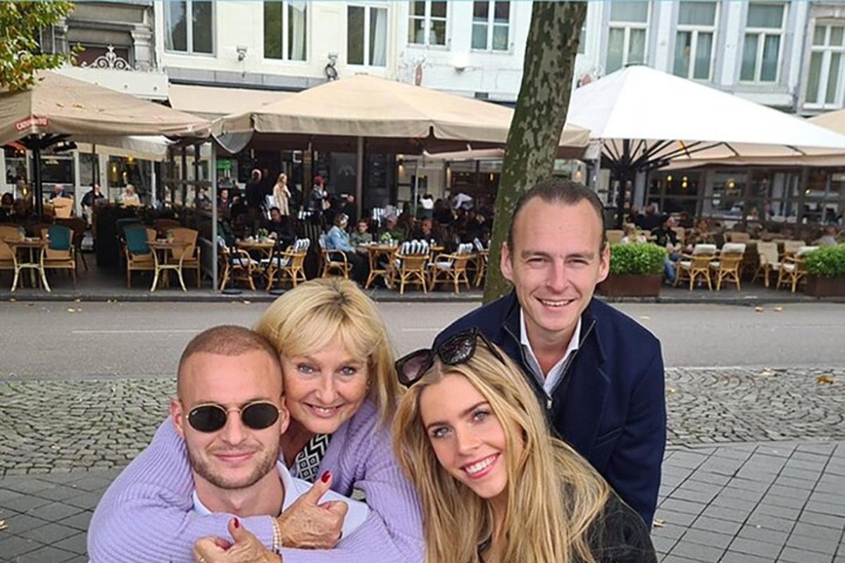 un gruppo di persone che posano per una foto