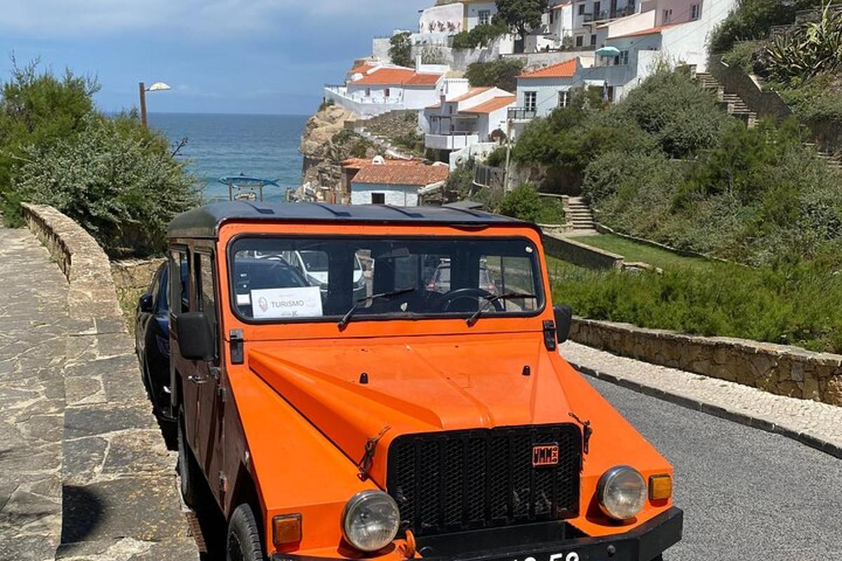 tee äärde pargitud oranž auto