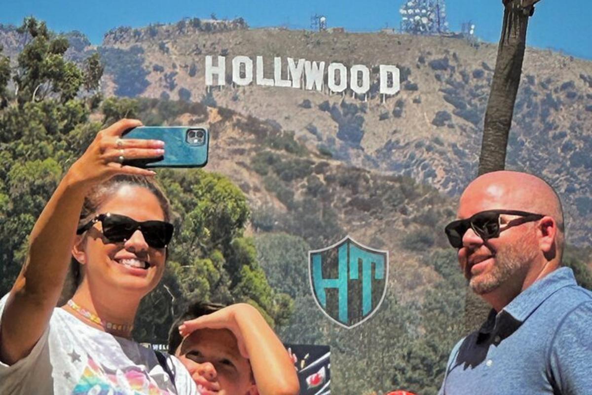 una dona fent una foto del rètol de Hollywood