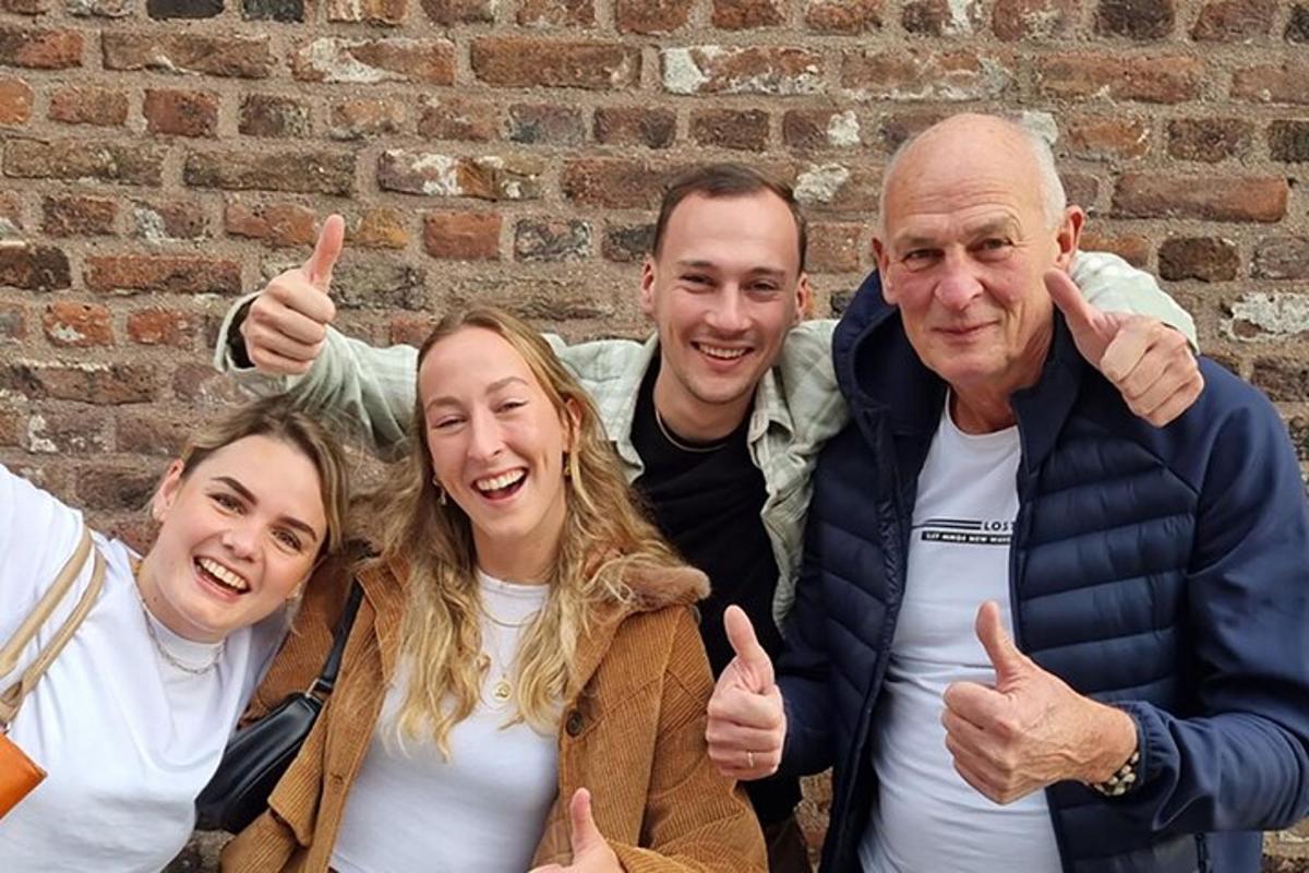 egy csoport ember felmutatja a hüvelykujját