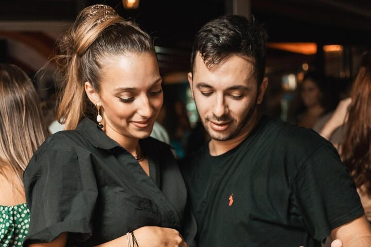 мушкарац и жена стоје једно поред другог