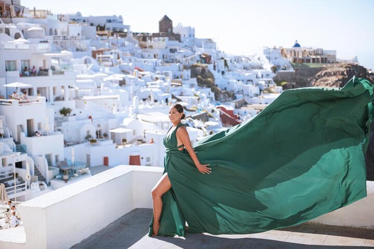 uma mulher de vestido verde sentada em uma saliência com vista para uma cidade