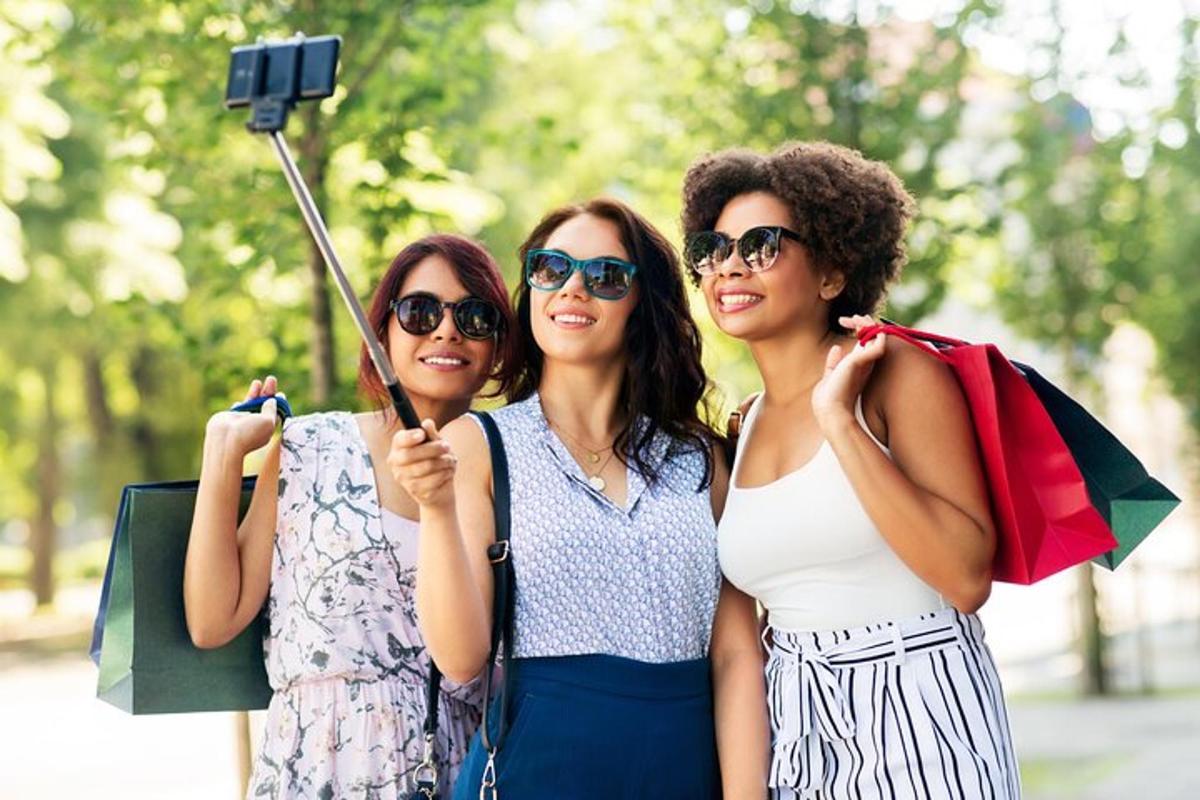 tiga wanita bergambar dengan kamera