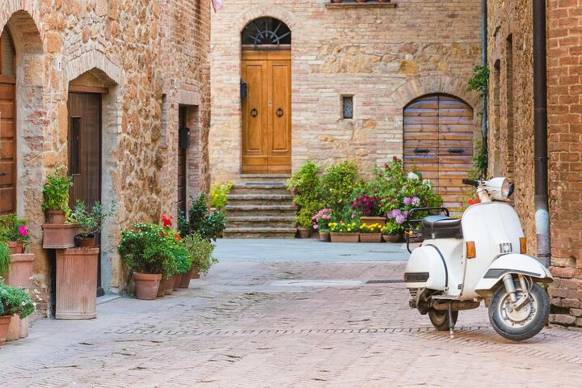 uno scooter bianco parcheggiato davanti a un edificio