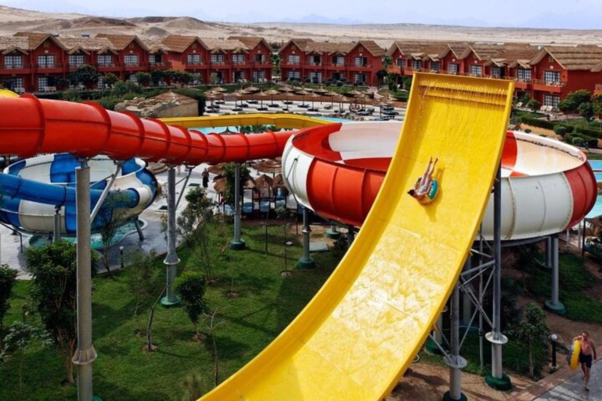 sekumpulan gelongsor air di taman air
