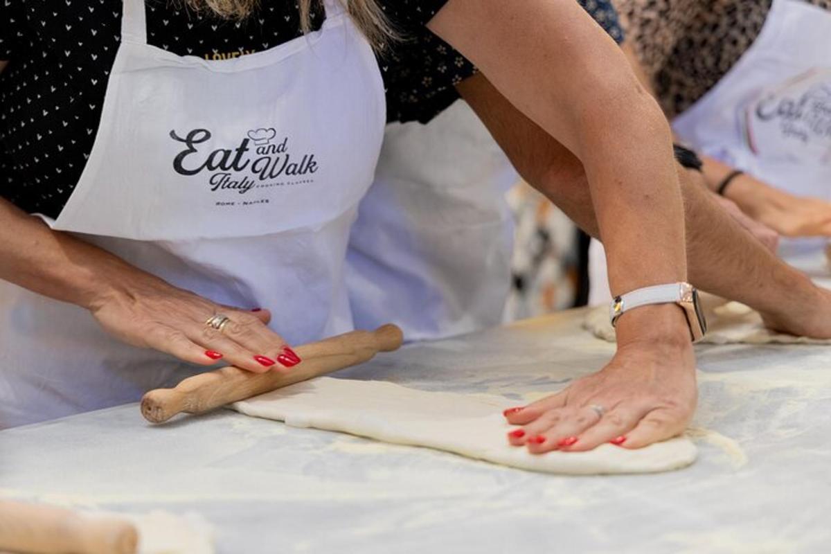 uma mulher está amassando uma massa sobre uma mesa