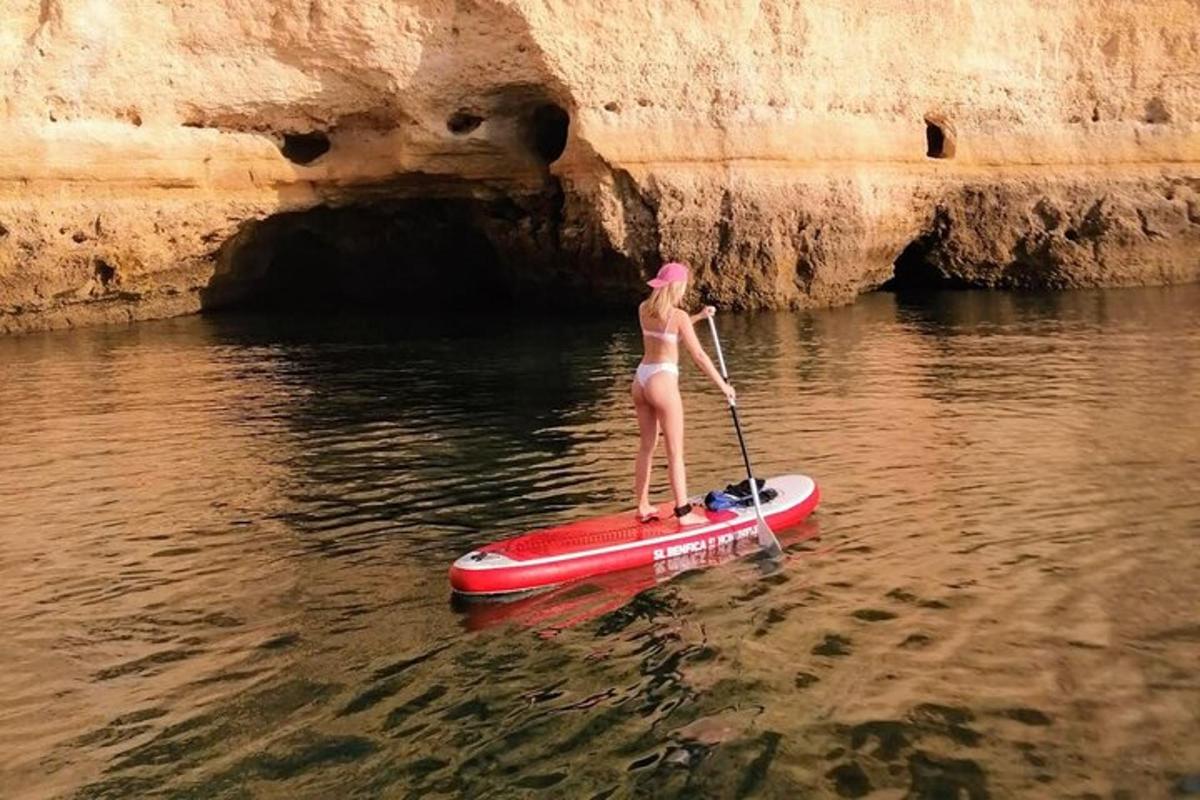 žena v bikinách na paddleboardu ve vodě