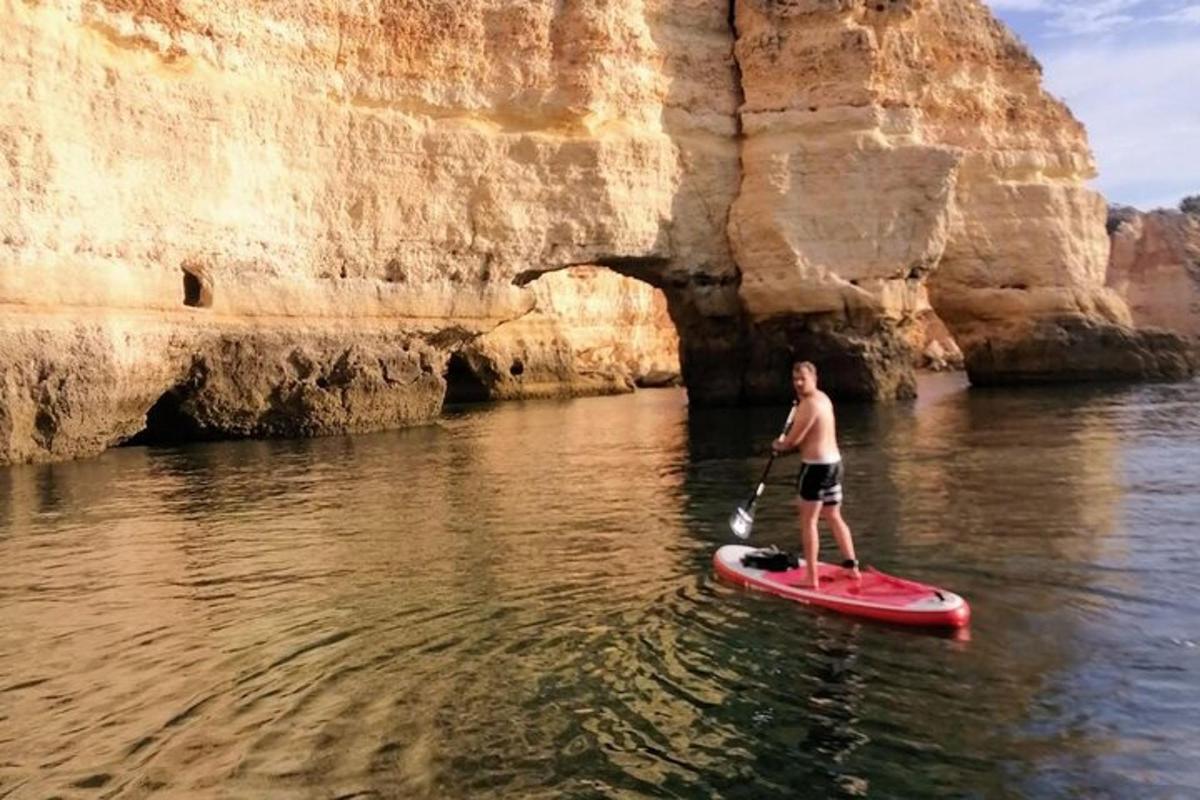 muž na paddleboardu ve vodě